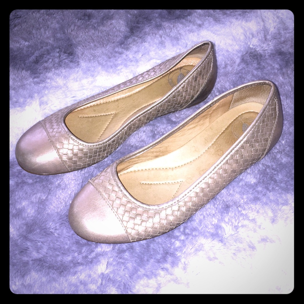 Nurture flats woman’s size 6